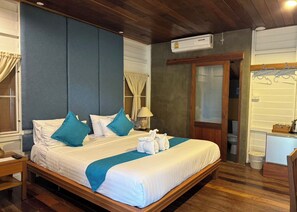 Minibar, desk, blackout drapes, rollaway beds - Karina Resort Chiang Mai (San Kamphaeng)