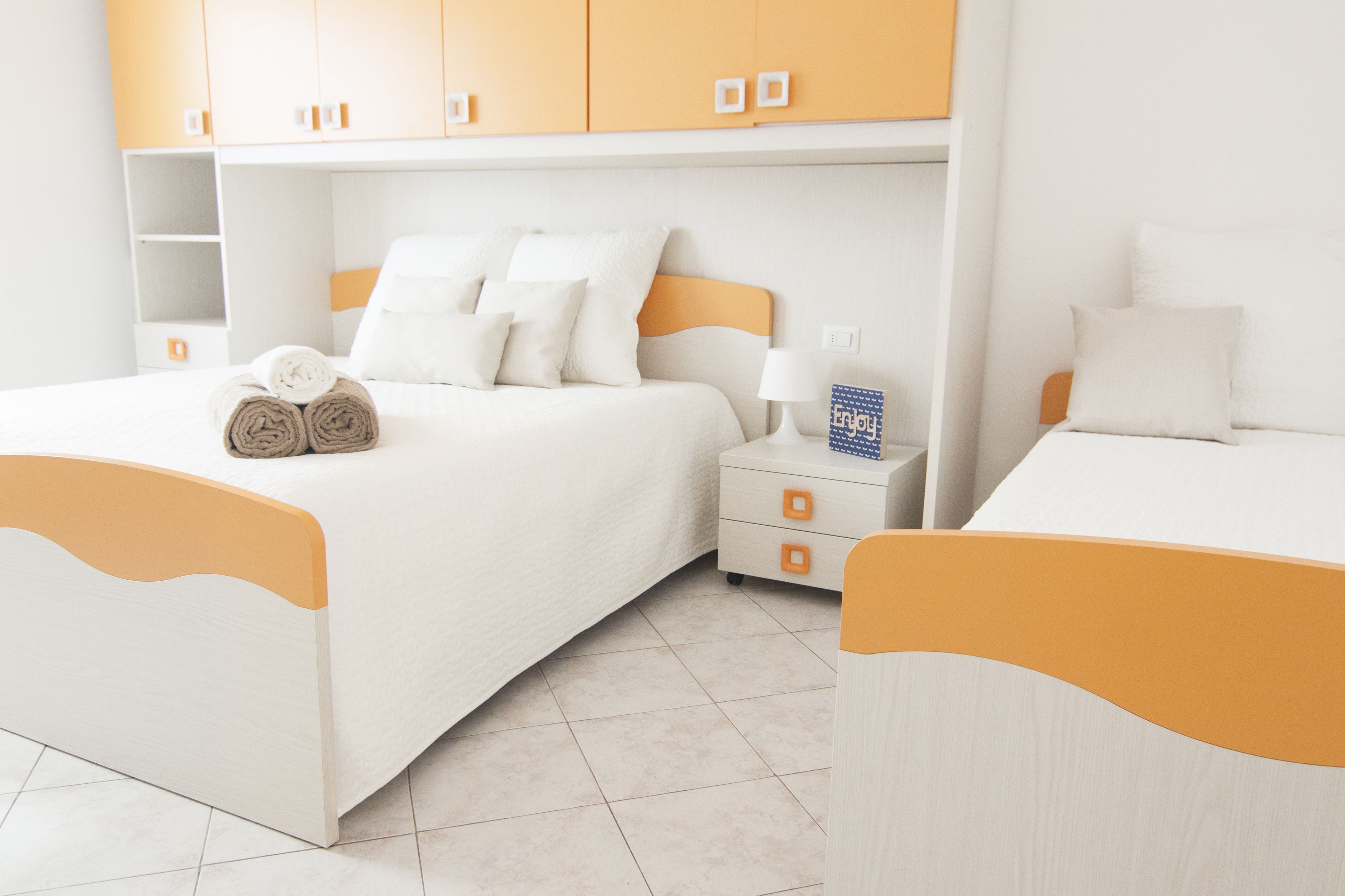 Ein Hotelzimmer mit einem Bett, einem Nachttisch und einem Kleiderschrank.