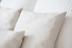 A close-up of a bed with white bedding and pillows. - Alessia's Flat - Breno 1 (Milan)