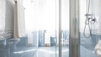 Appartamento, 2 camere da letto | Bagno | Doccia, set di cortesia gratuito, asciugacapelli, bidet