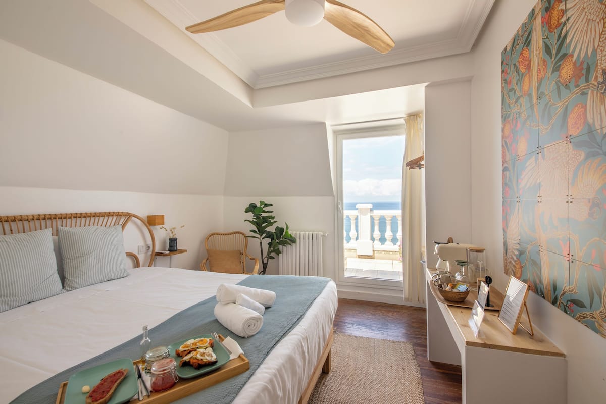 Decoración personalizada, muebles diferentes y wifi gratis