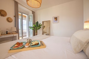 Deluxe Double or Twin Room, Private Bathroom, Ocean View | Individually decorated, individually furnished, free WiFi, bed sheets - Far Out Inn (San Sebastián)