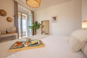 Deluxe Double or Twin Room, Private Bathroom, Ocean View | Individually decorated, individually furnished, free WiFi, bed sheets