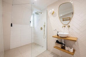 Chambre Confort double ou avec lits jumeaux, salle de bain privée, vue sur l’océan | Salle de bain | Séchoir à cheveux, serviettes fournies, savon, shampooing