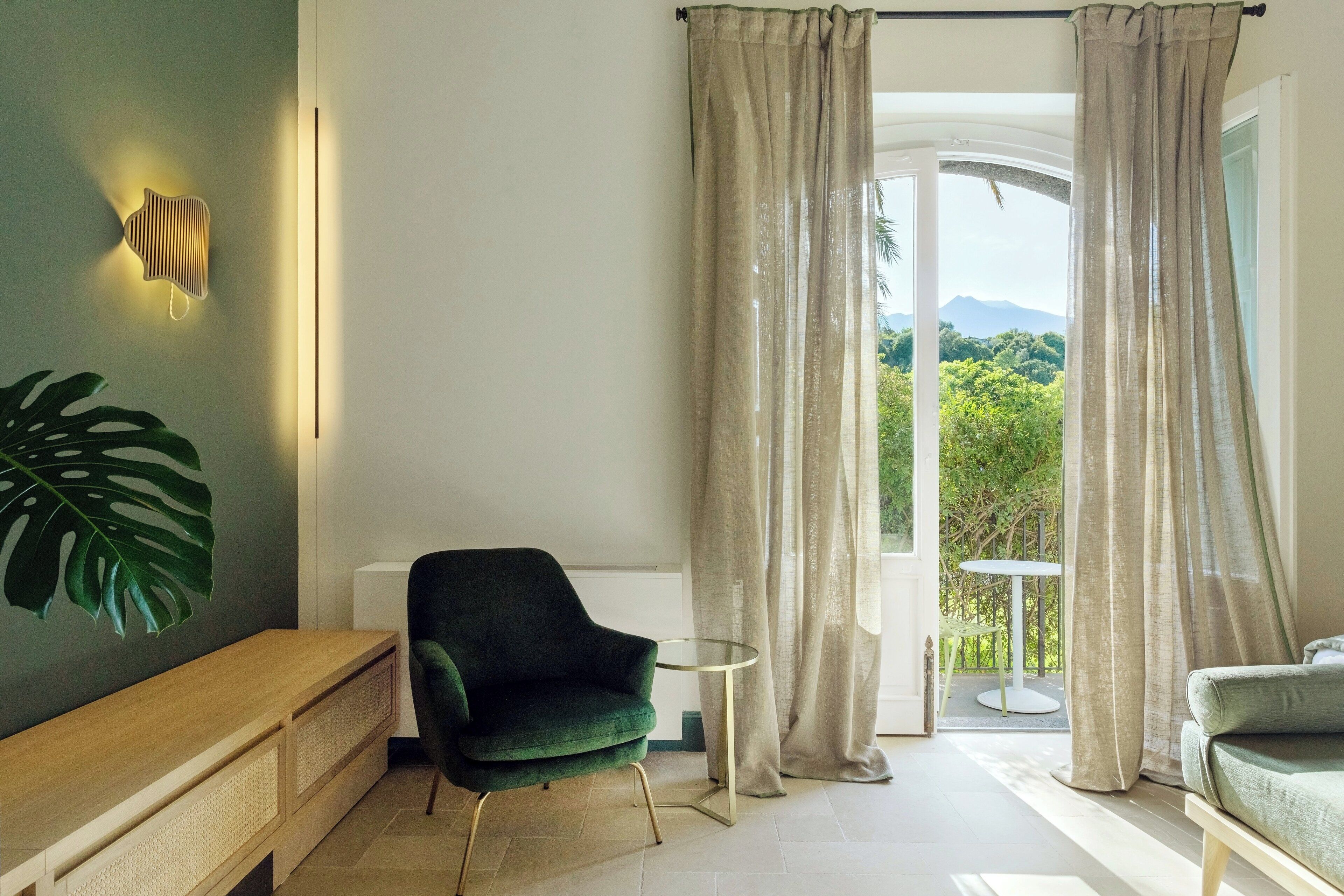 Deluxe Room | Minibar, in-room safe, soundproofing, free WiFi