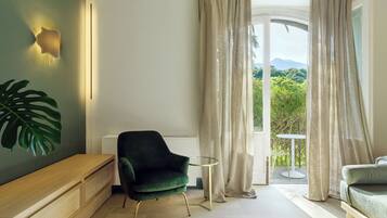 Deluxe Room | Minibar, in-room safe, soundproofing, free WiFi