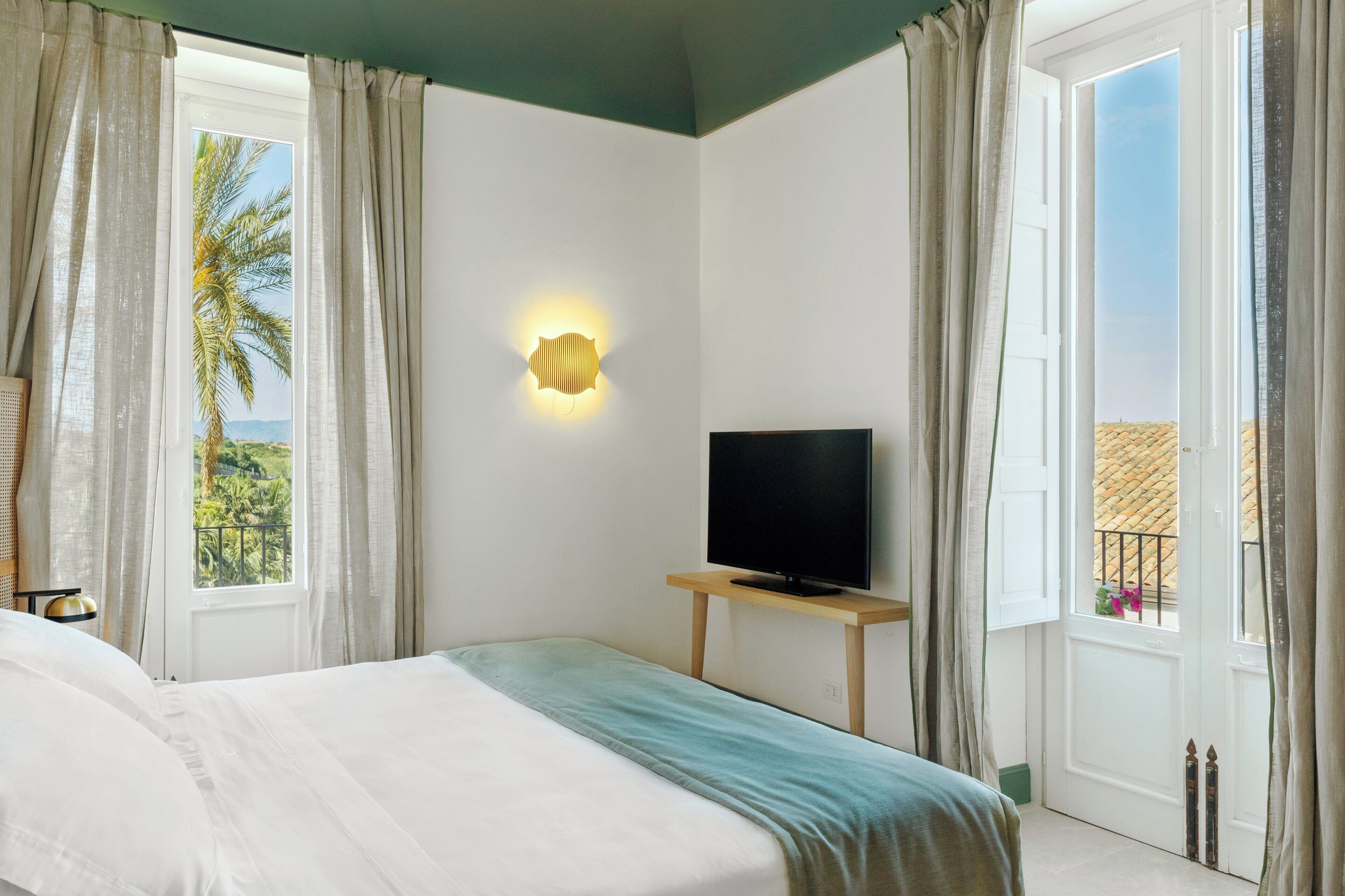 Minibar, in-room safe, soundproofing, free WiFi