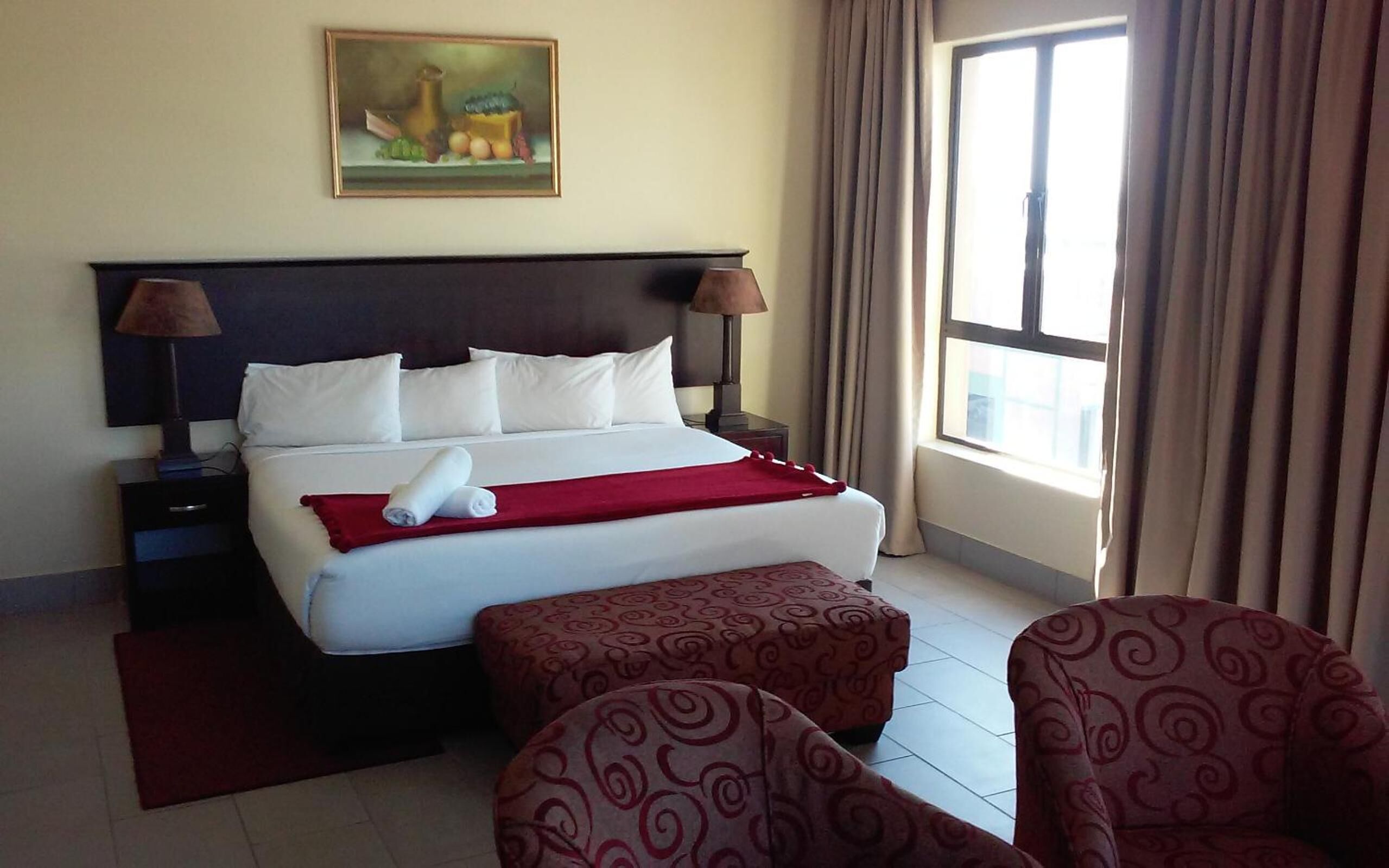 Caja de seguridad en la habitación y escritorio 