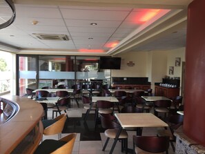 Desayuno inglés diario (ZAR 100 por persona)