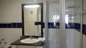 Deluxe Double Room | Bathroom | Free toiletries, towels - Grange Gardens Hotel (Durban)