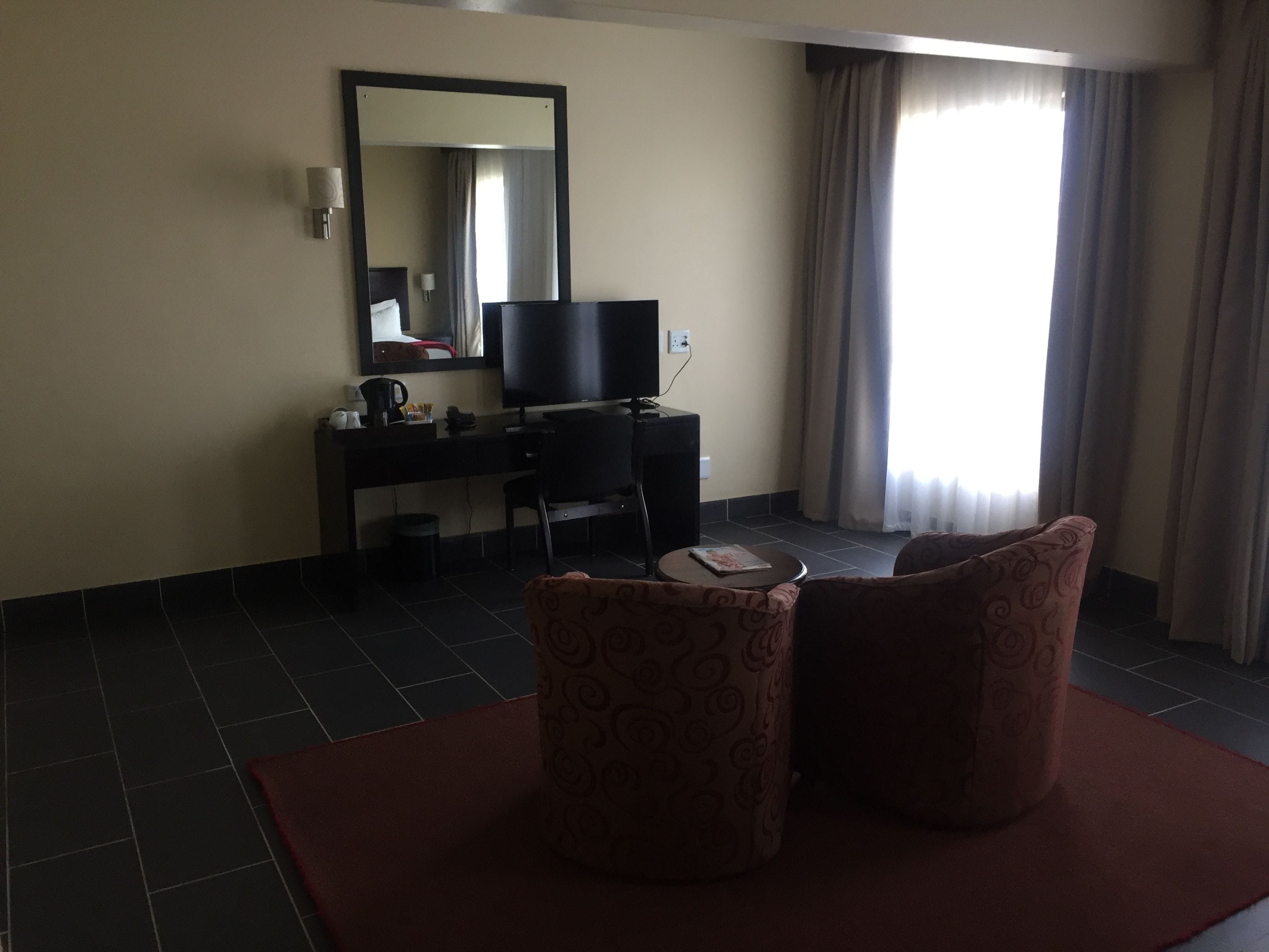 Pengeskab på værelset, skrivebord