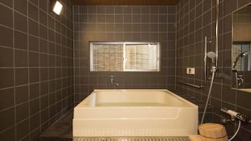 Articles de toilette (gratuits), séchoir à cheveux, serviettes fournies