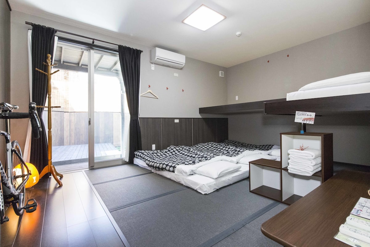 Private 5 Beds room, Shared Toilet and Shower | Bathroom | Free toiletries, hair dryer, towels, shampoo