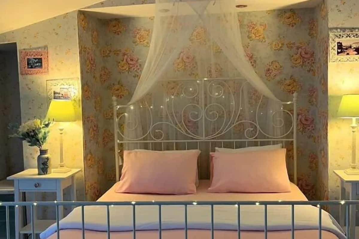 Quarto romântico | Frigobar, escrivaninha, Wi-Fi de cortesia