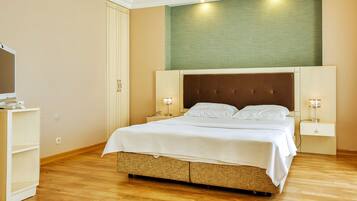 Deluxe Double Room | Minibar, desk, free WiFi