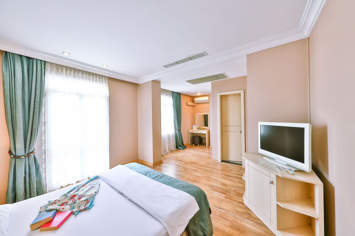 Quarto luxo, vista para o mar | Frigobar, escrivaninha, Wi-Fi de cortesia