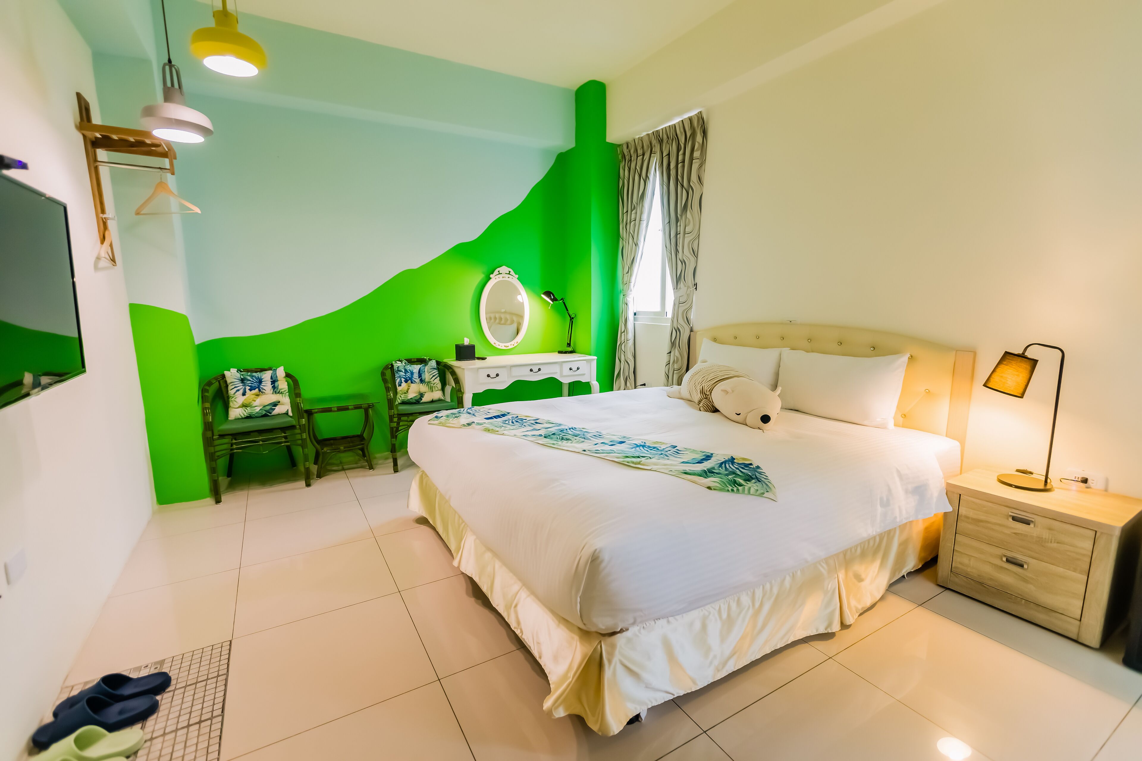 Business Double Room, 1 King Bed | Laptop workspace, blackout drapes, soundproofing, iron/ironing board