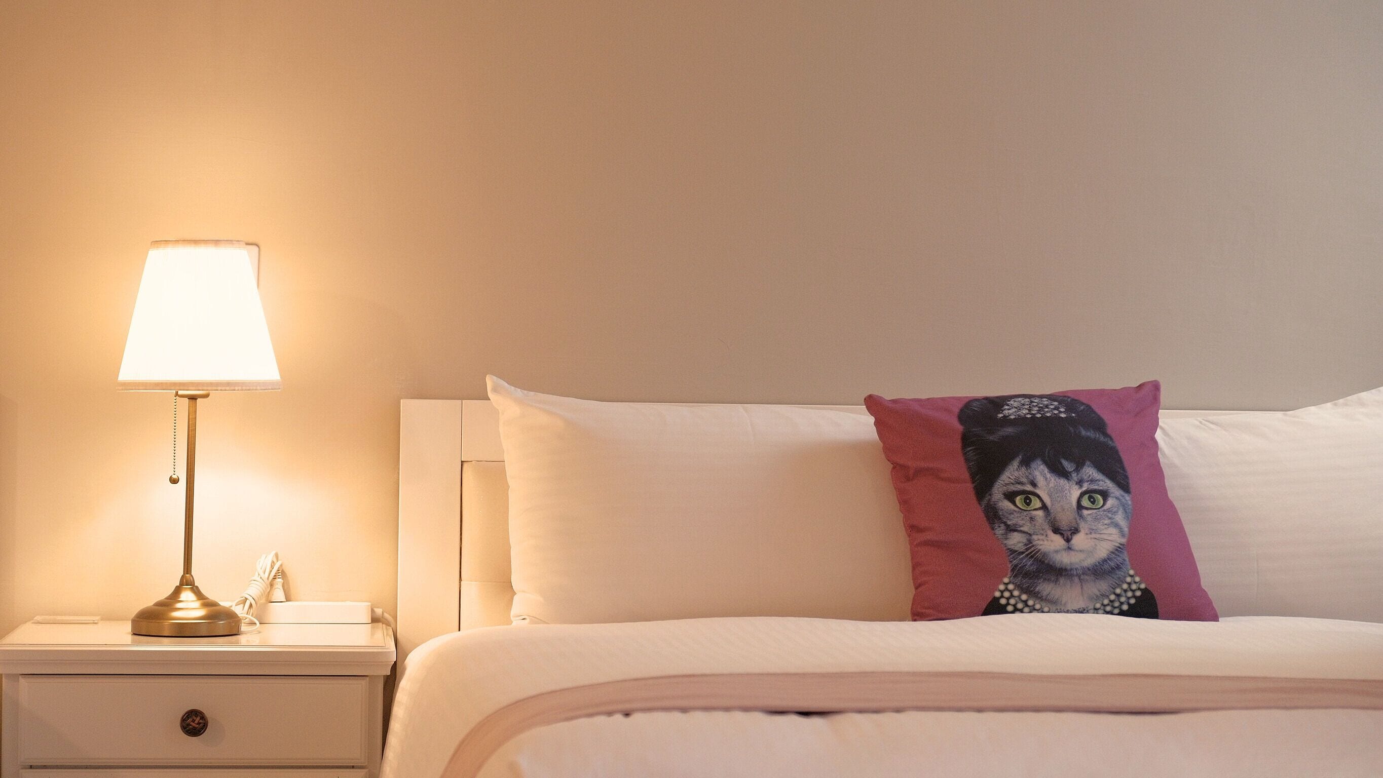 مساحة عمل للكمبيوتر المحمول وستائر تعتيم وتجهيزات عازلة للصوت