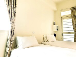 Habitación Business con 1 cama doble o 2 individuales | Espacio para trabajar con un portátil y cortinas opacas