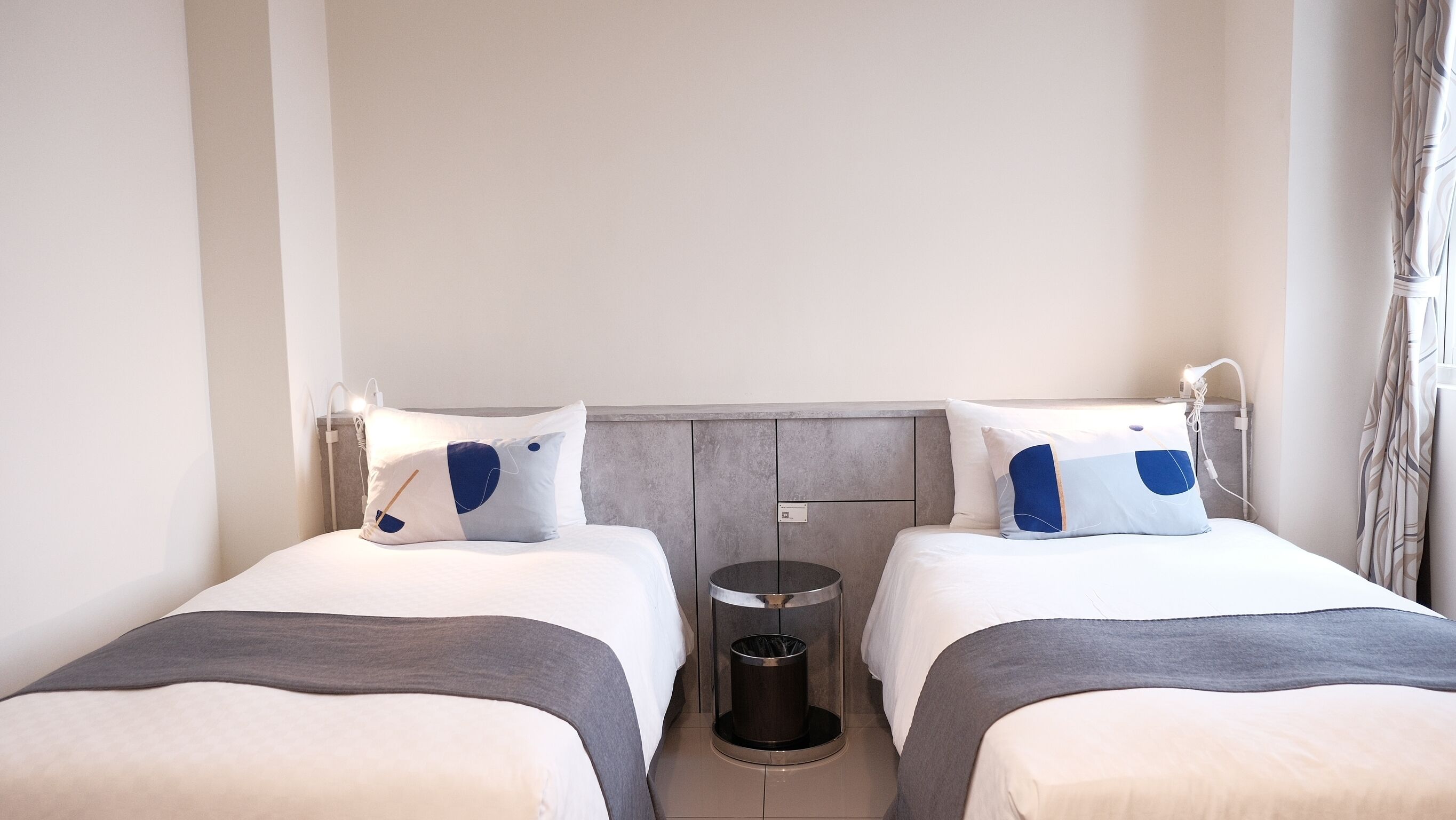 مساحة عمل للكمبيوتر المحمول وستائر تعتيم وتجهيزات عازلة للصوت