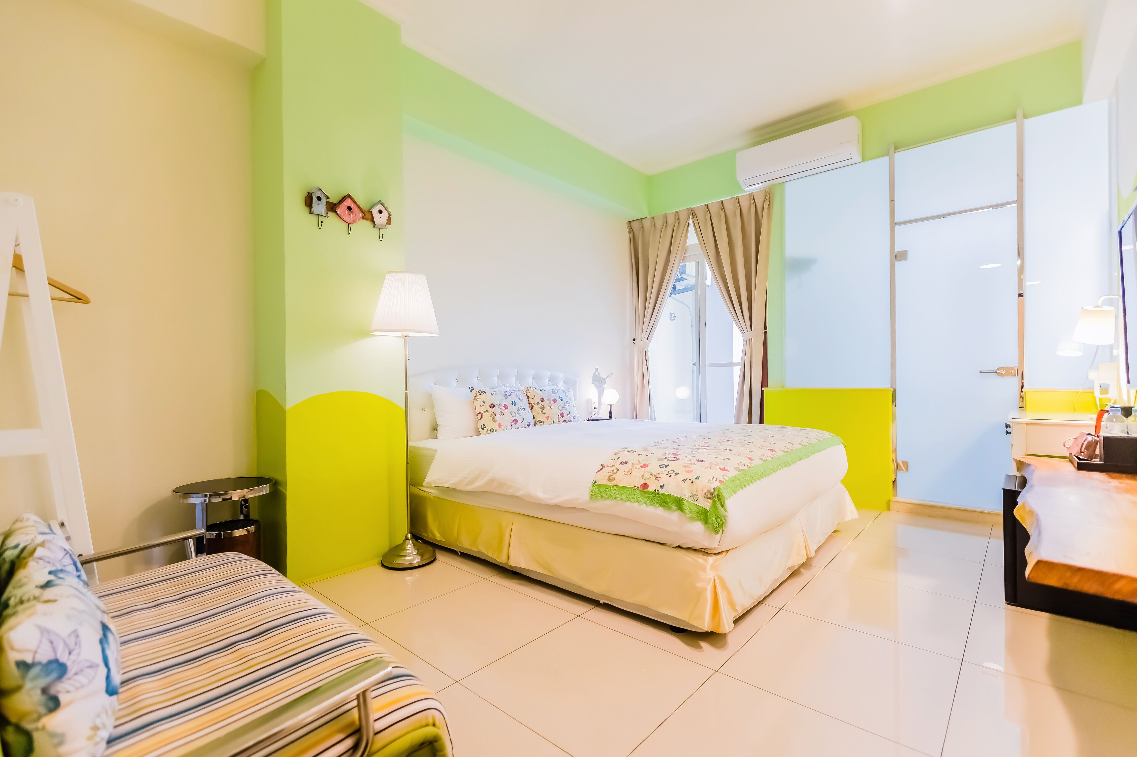 Elite Double Room, 1 King Bed | Laptop workspace, blackout drapes, soundproofing, iron/ironing board