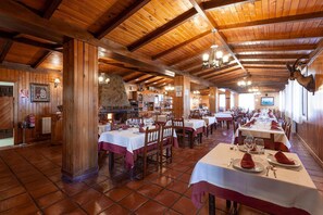 Petit déjeuner et déjeuner servis sur place, spécialités Cuisine locale