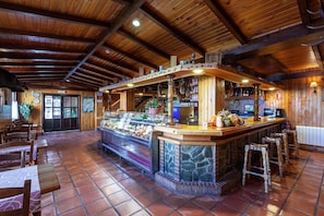 Bar (trong khuôn viên)