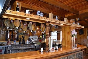 Bar (trong khuôn viên)