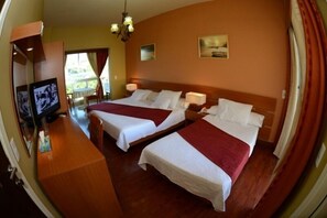 ห้องทริปเปิล | มินิบาร์, ตู้นิรภัยในห้องพัก, ผ้าม่านกันแสง, เตารีด/โต๊ะรีดผ้า