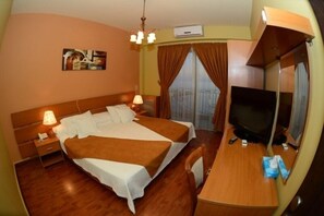 Minibar, värdeförvaringsskåp på rummet och mörkläggningsgardiner