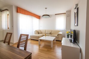 Appartement Standard, 1 chambre, balcon, vue sur la mer | Salle de séjour | Téléviseur à écran plat