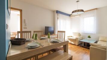 Standard-Apartment, 2 Schlafzimmer, Balkon, Meerblick | Wohnzimmer | Flachbildfernseher