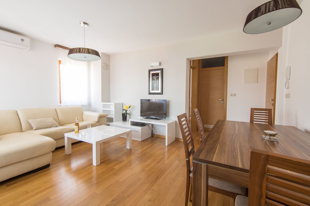 Standard Apartment, 1 Bedroom, Balcony, Sea View | Living room | Flat-screen TV