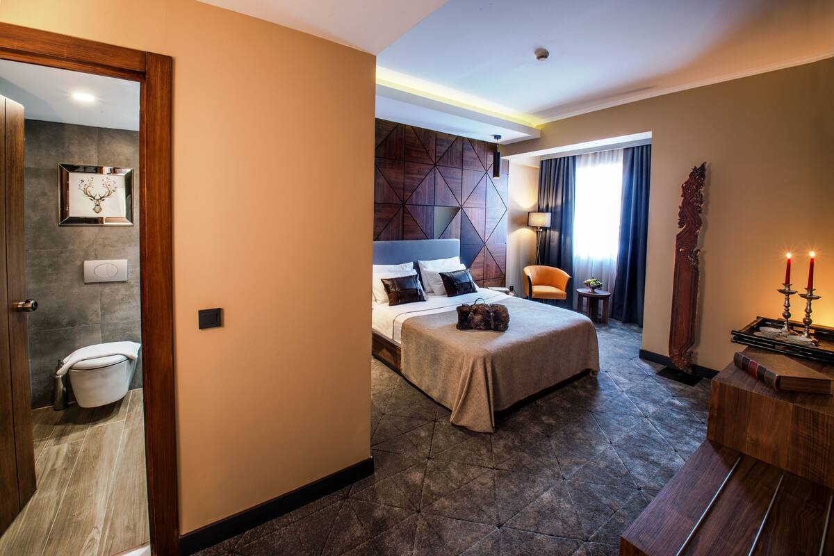 Family Room | Premium bedding, soundproofing, WiFi (free), bed sheets