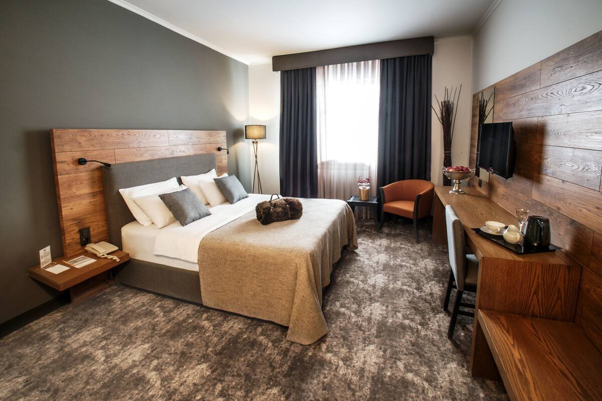 Premium bedding, soundproofing, WiFi (free), bed sheets