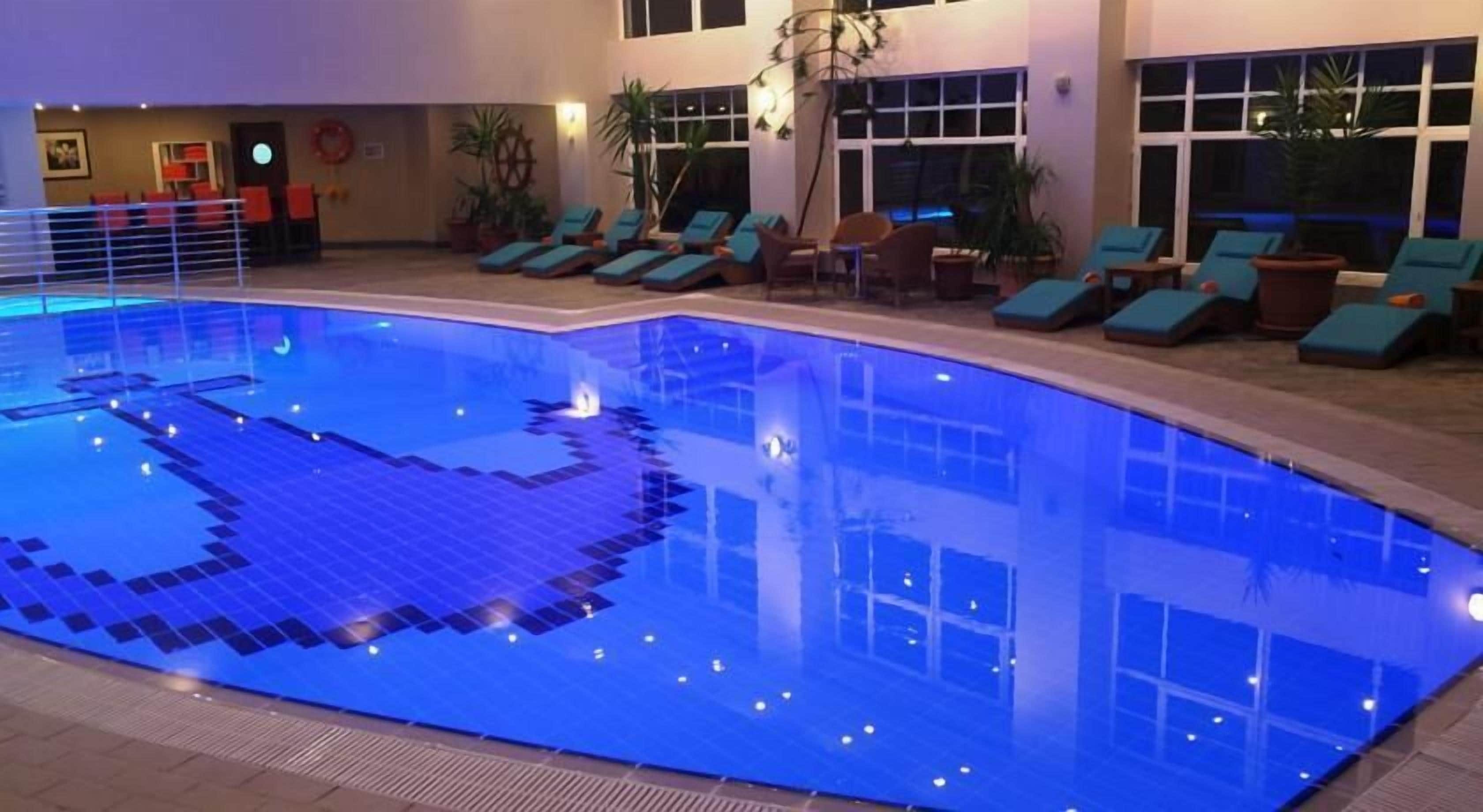 Una piscina techada, una piscina al aire libre