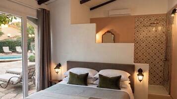 Classic Room (Ostalet) | Individually decorated, individually furnished, blackout curtains