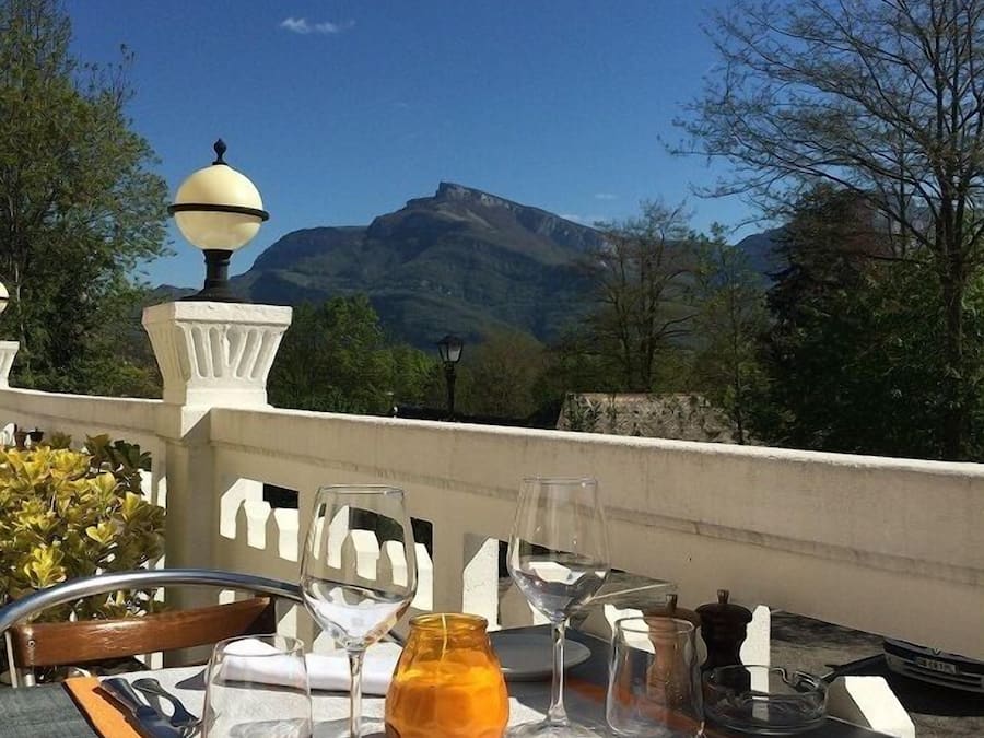 Lunch and dinner served, French cuisine