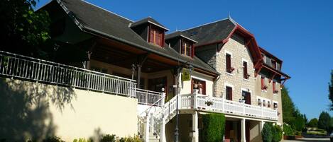 A two-story building with a balcony and a sign that reads "Hotel."