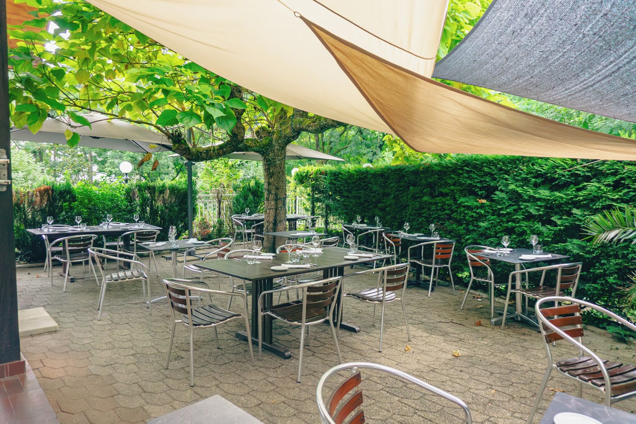 lunch and dinner served, french cuisine