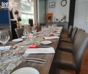 Déjeuner et dîner servis sur place