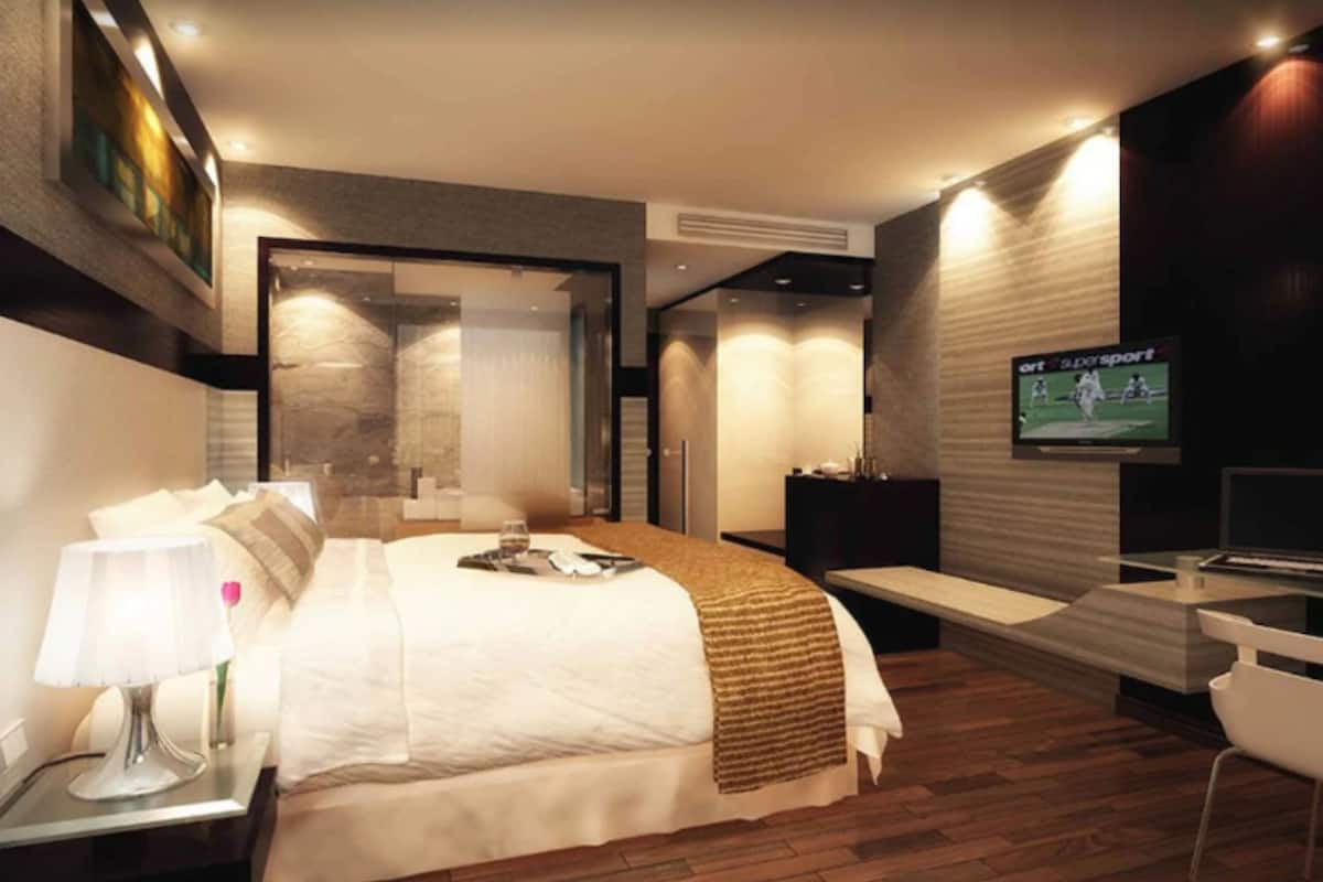 Premium bedding, minibar, in-room safe, desk