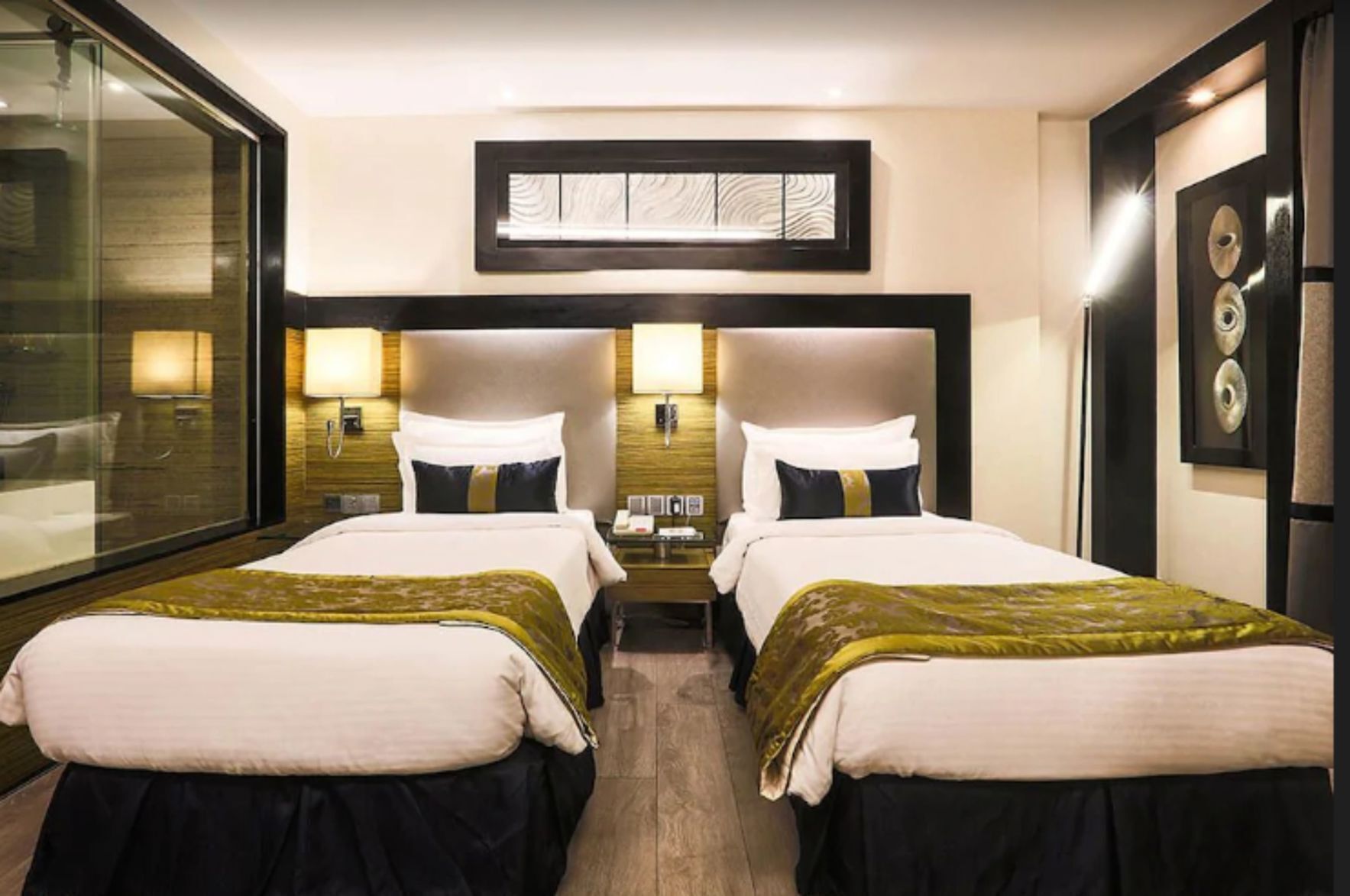 Sengetøy av topp kvalitet, minibar, safe på rommet og skrivebord