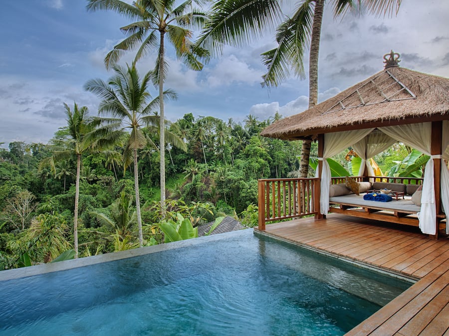 Piscina externa, funciona das 7h às 18h, guarda-sóis, espreguiçadeiras