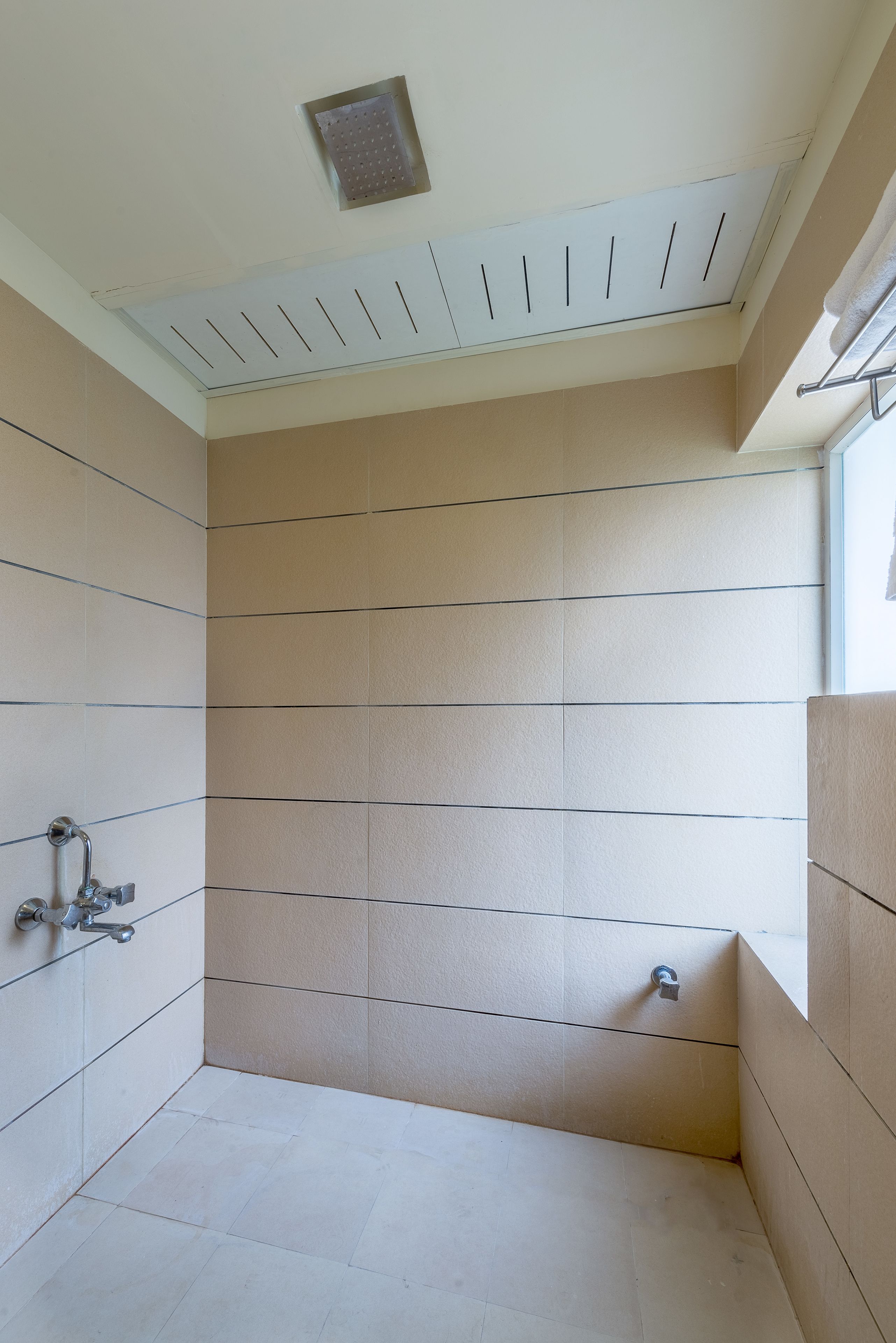 Habitación Deluxe doble | Baño | Ducha, artículos de higiene personal gratuitos, toallas y jabón