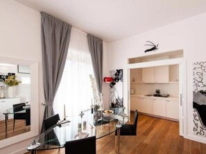 Lemari es besar, microwave, kompor, dan ketel listrik