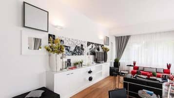 Apartamento Deluxe | Sala de estar | Una televisión de pantalla plana