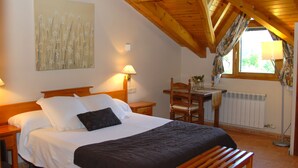 A bedroom with a bed, bedside lamps, a desk, and a chair. - Florido Hotel (Sort)