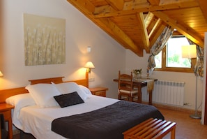 Kahden hengen superior-huone | Työpöytä, äänieristys, ilmaiset vauvansängyt, lisävuoteet