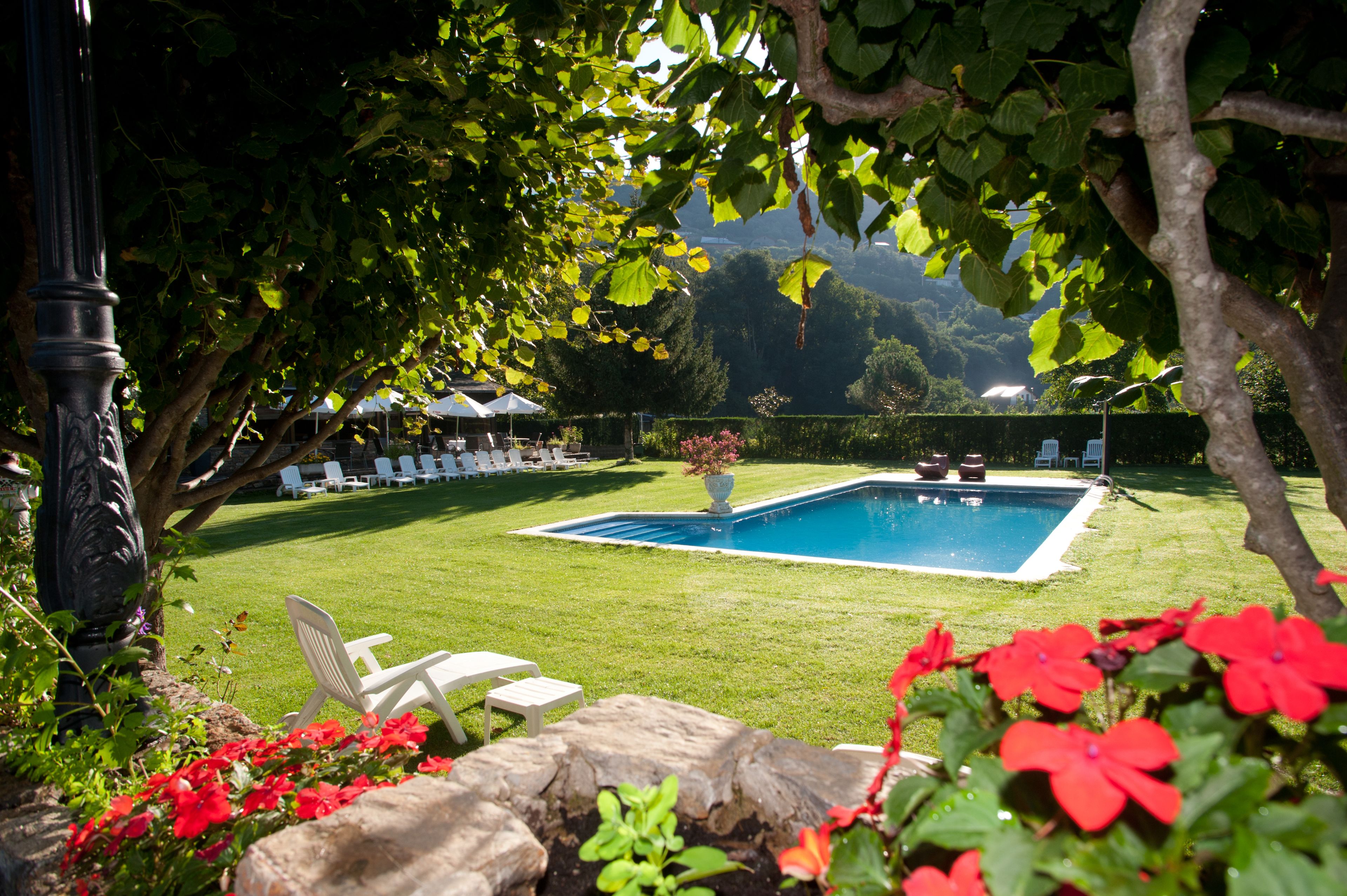 Piscine extérieure, parasols de plage, chaises longues